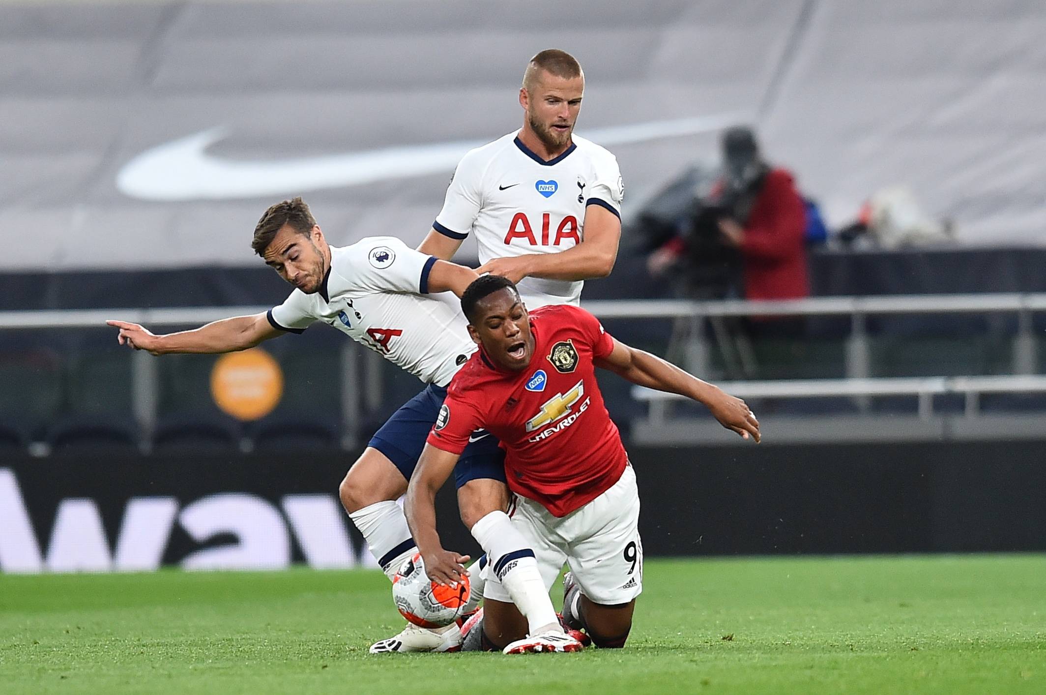 西甲战报：巴雷内切亚半场吊射建功，皇家社会3-1十人奥萨苏纳（西甲简报：巴雷内切亚半场挑射破门，皇家社会3-1力克十人奥萨苏纳）