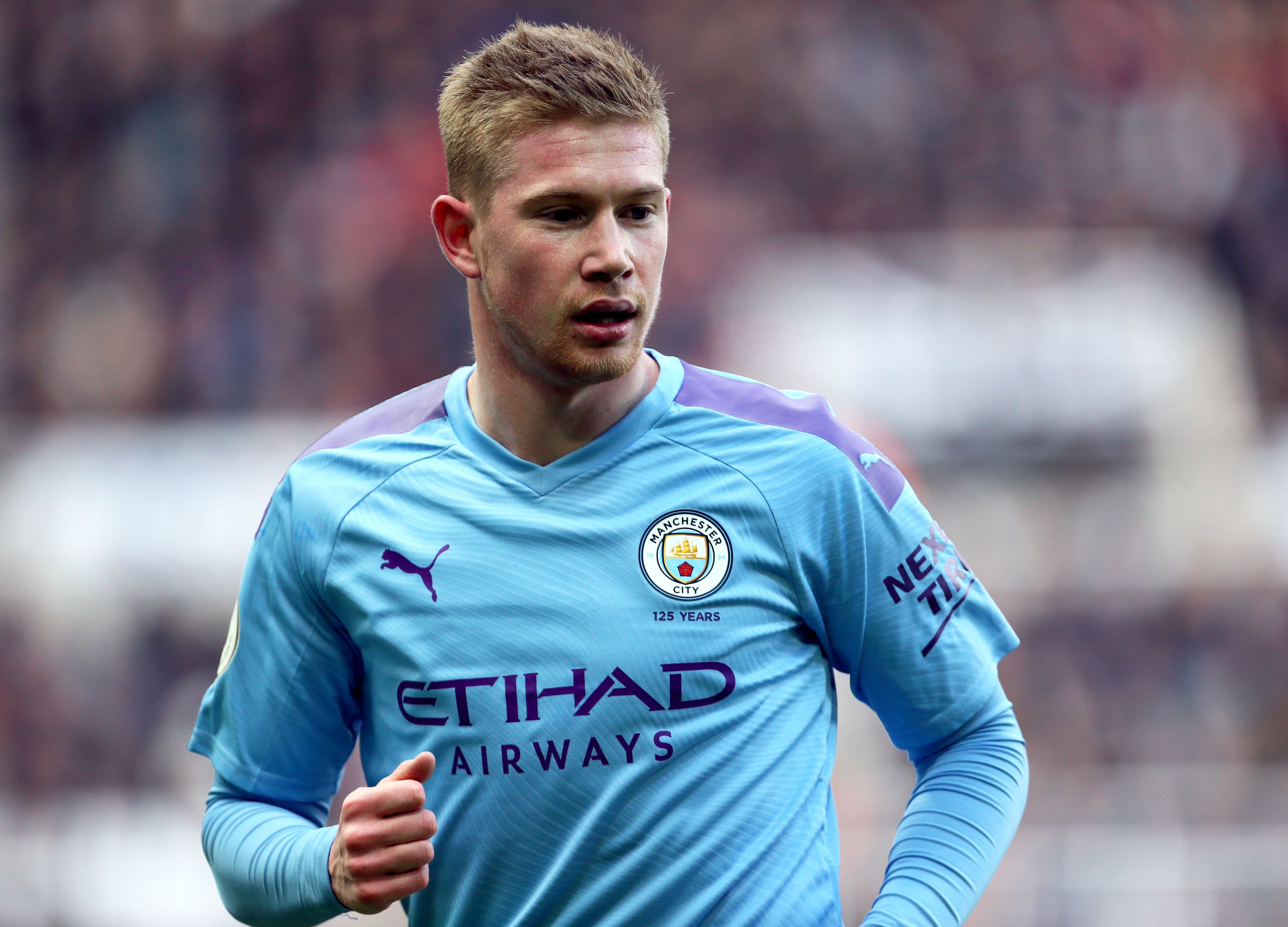 六台：维尼首次感觉到不受皇马球迷全力支持，对续约产生疑问（六台：维尼首度感到皇马球迷支持不足，续约意向生疑）