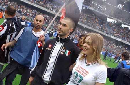 邮报：诺丁汉森林向欧足联投诉了欧联裁判的执法水平（邮报：诺丁汉森林就欧联裁判判罚水平向欧足联提出申诉）