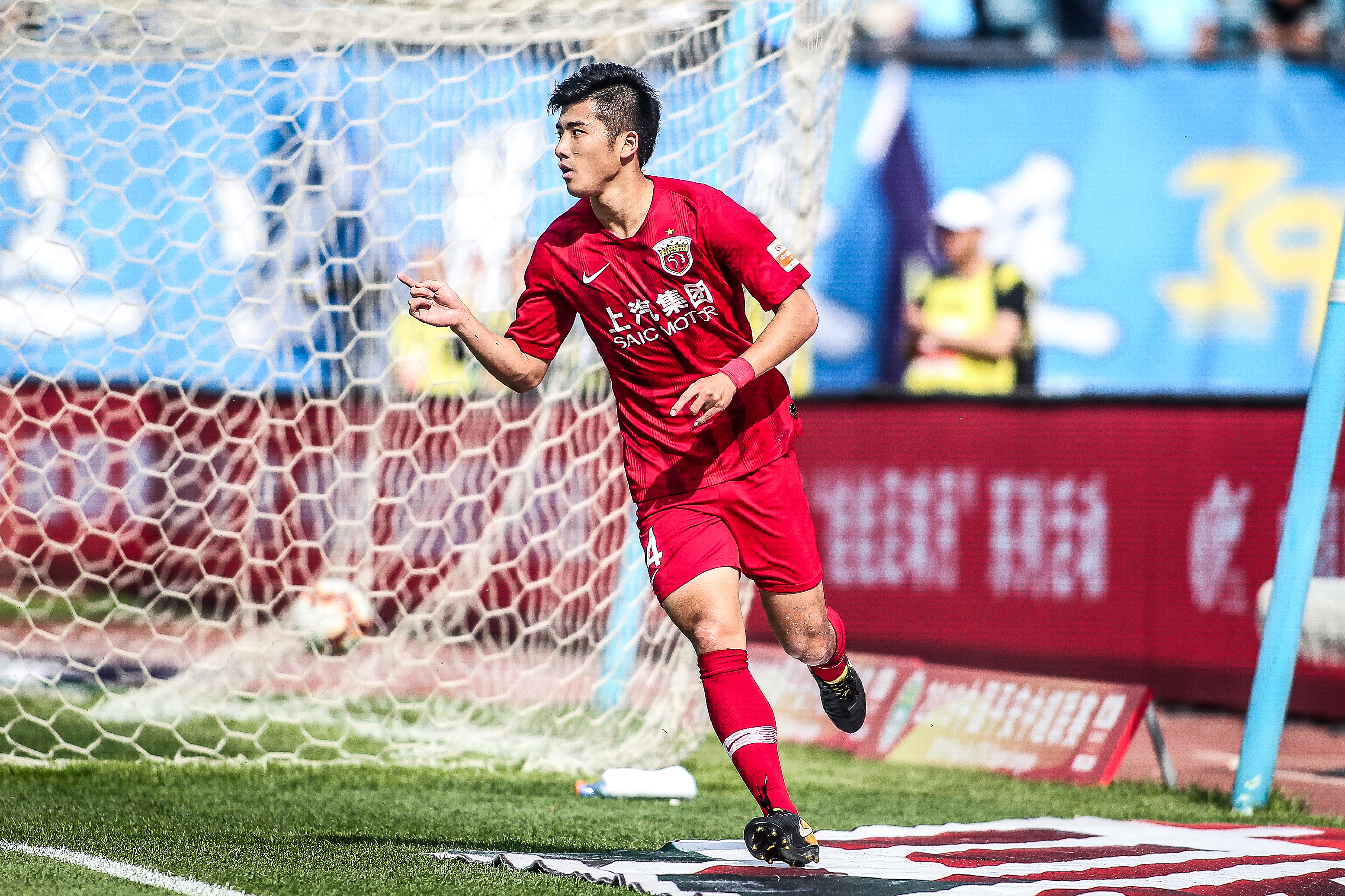 记者：申花队昨天傍晚抵达天津，出征的队伍中没有门将薛庆浩