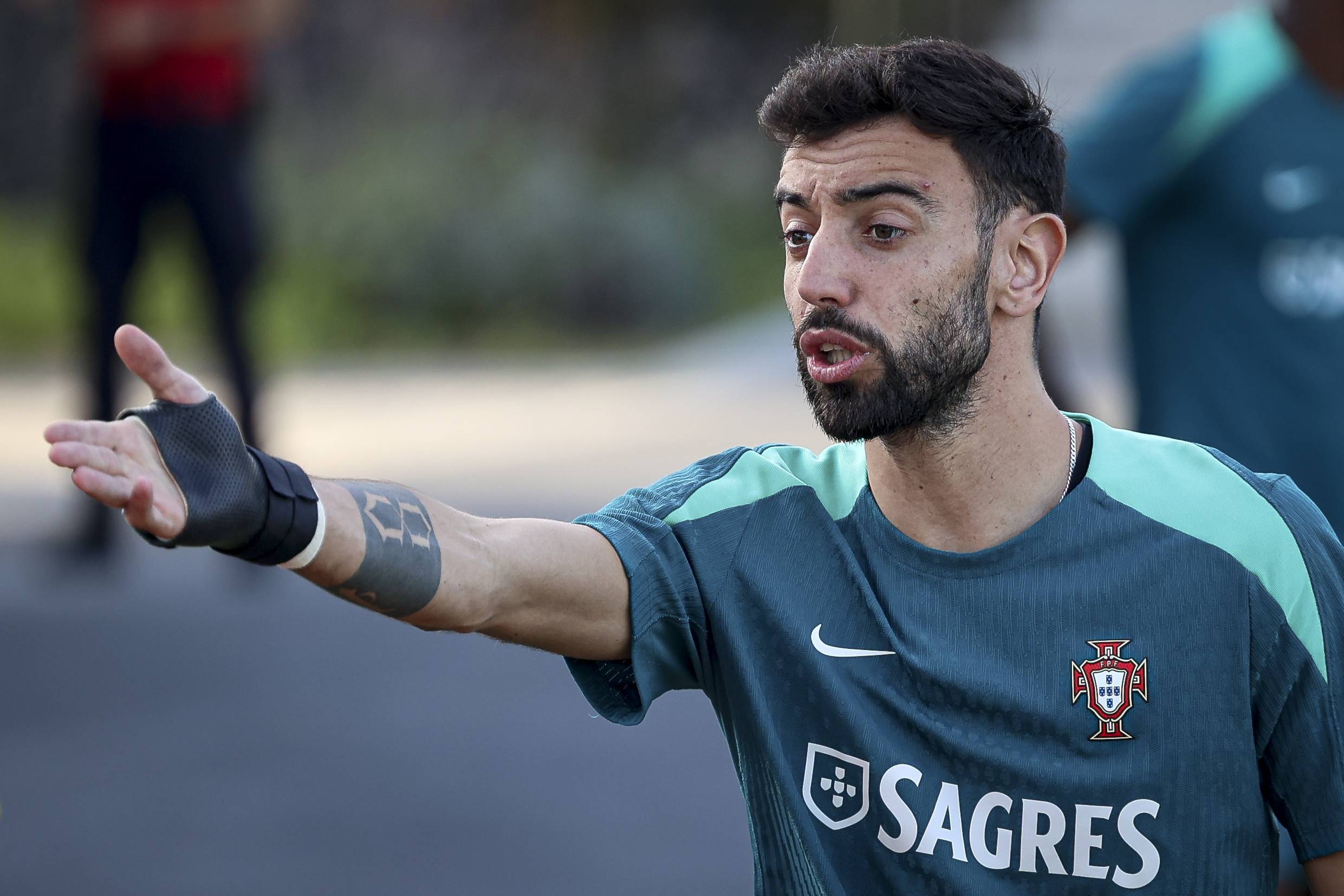 库里再创辉煌，三分球表现惊人（库里再写传奇，三分火力震撼全场）