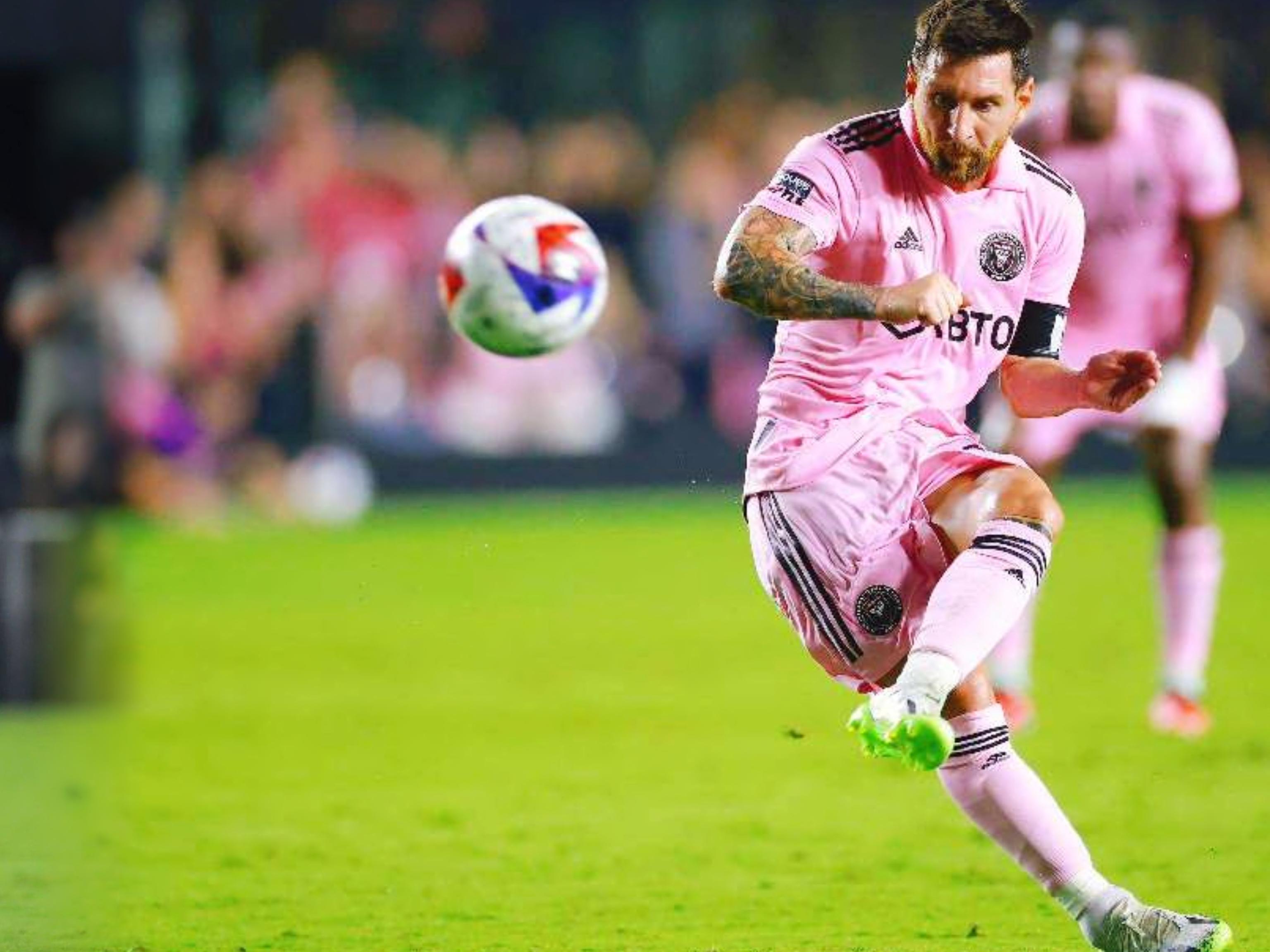 足球中超球员获选月最佳，数据联盟第一（中超球员当选月度最佳，数据领跑全联盟）