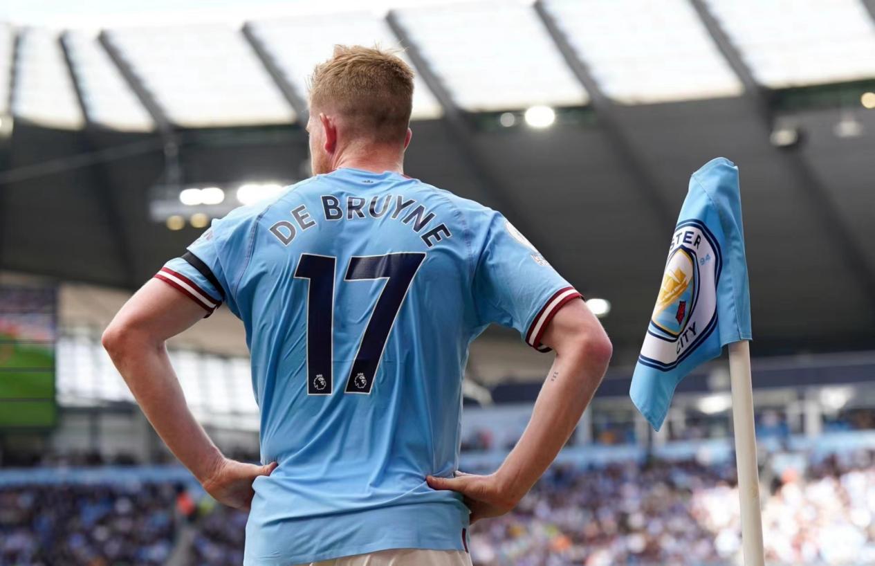 西甲半场：拉菲尼亚点射建功+中框，巴萨暂1-0十人黄潜（西甲半场战报：拉菲尼亚点球破门并中柱，巴萨暂以1-0领先十人比利亚雷亚尔）